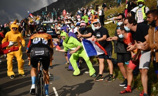 Des milliers de fans du Tour ont envahi les bords du col de la Loze mercredi, y compris des Télétubbies. Anne-Christine POUJOULAT