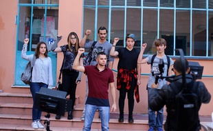 Penn Skort et des figurants lors du tournage du clip