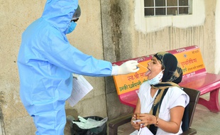 Une personne se fait tester contre le Covid-19 en Inde, en mai 2021 (Illustration)