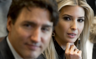 La photo d'Ivanka Trump regardant Justin Trudeau