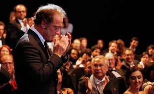 Le 24 mai 2015, Vincent Lindon reçoit, très ému, le prix d'interprétation masculine au Festival de Cannes pour sa prestation dans «La loi du marché».