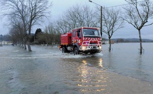La petite ville de Redon (Ille-et-Vilaine), encerclée par les eaux gonflées de la Vilaine, de l'Oust et du canal de Nantes à Brest, espère, malgré l'inondation de plusieurs rues et d'une vingtaine de maisons, échapper aux dégâts de grande ampleur de la crue de 1995, qui ont marqué les esprits.