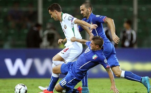 Marco Verratti tacle lors d'Italie-Bulgarie le 6 septembre 2015.