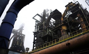 L'avenir des hauts-fourneaux de Florange sera discuté mardi au Palais de l'Elysée où le président François Hollande reçoit le patron indien du groupe ArcelorMittal, avec lequel le ministre Arnaud Montebourg a entamé un bras de fer en menaçant de nationaliser tout le site.