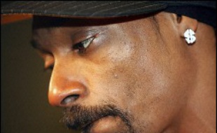 La star du rap américain Snoop Dogg risque d'être poursuivie pour avoir tenté d'embarquer dans un avion avec une matraque télescopique dans un de ses bagages à main.