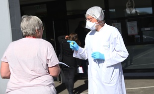 Test du Covid-19 au Laboratoire Biogroup de Brunstatt, près de Mulhouse, le 12 mai 2020.