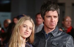 Des fans d’Oasis prennent Anaïs Gallagher pour le service après-vente