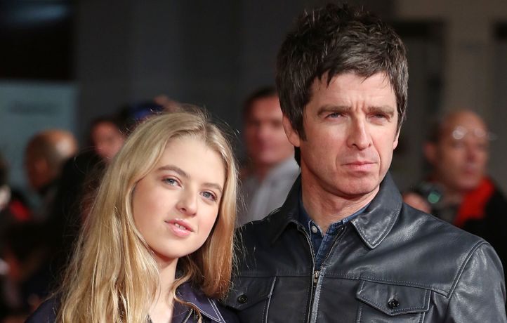 Des fans d’Oasis prennent Anaïs Gallagher pour le service après-vente