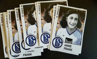 Ces stickers ont été pris en photos et diffusés sur Facebook par un hooligan allemand