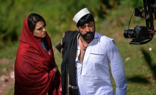 Les acteurs pakistanais Shahid Khan (d) et Sobia Khan jouent une scène du film du réalisateur pachtoune Arshad Khan "Ma Chera Gharib Sara" (Laissez les pauvres tranquilles) le 9 juin 2015 à Murree, près d'Islamabad