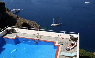 26 euros pour une paire de tongs, 10 euros pour une course de taxi de cinq minutes et des tarifs inabordables pour les résidents de l'île qui vont faire leurs courses à Athènes. Bienvenue dans le paradis touristique de Santorin en mer Egée, qui essaie d'ignorer la crise.