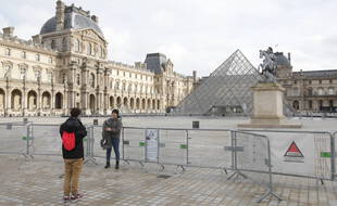La pandémie de coronavirus a fait fortement chuté le nombre de touristes à Paris. En 2020, la ville a accueilli 17 millions de touristes contre 50.000 millions en 2019.