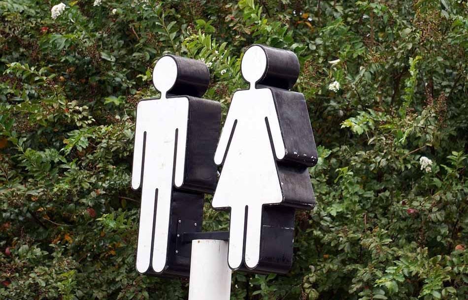 « Ça me dégoûte »... Le mystère des femmes qui attendent une heure dans la file de toilettes au lieu d'aller chez les hommes
