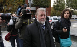 Jean-Pierre Kucheida le 17 octobre 2012, à son arrivée au commissariat de Douai (Nord-Pas-de-Calais).