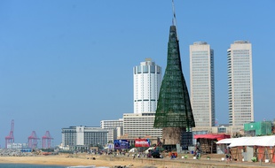 L'arbre de Noël artificiel en construction à Colombo, le 24 décembre 2016.