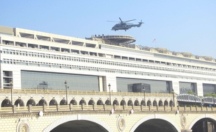 Le tournage de «Mission Impossible 6» au-dessus de Bercy, le 8 avril 2017.