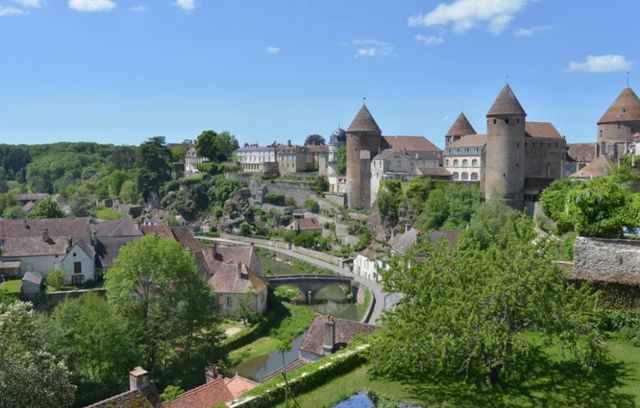 Perle de la Côte-d’Or, en Bourgogne-Franche-Comté, Semur-en-Auxois est perché sur un éperon rocheux de granit rose dominant une boucle encaissée de l’Armaçon.