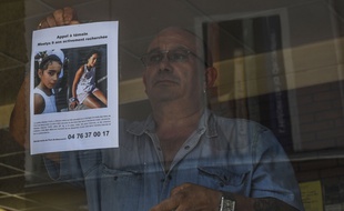 Le propriétaire d'un bar de la région de Pont-de-Beauvoisin affiche en vitrine l'avis de recherche de Maëlys, fillette de 9 ans disparue dans la nuit de samedi à dimanche.