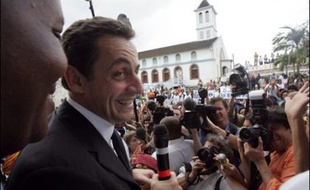 Nicolas Sarkozy et François Bayrou achèveront samedi leurs visites outre-mer tandis que Ségolène Royal sera au parlement des banlieues de Villeurbanne, près de Lyon.