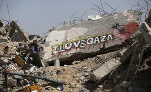 Un enfant dans les ruines d'un immeuble à Gaza le 28 avril 2015