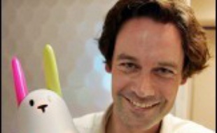Le lapin Nabaztag, le premier objet qui communique grâce à sa liaison avec internet, s'est déjà vendu à 65.000 exemplaires depuis son lancement l'année dernière, et le petit animal français espère doubler la mise avec une version plus sophistiquée.