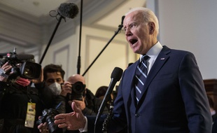 Joe Biden fait le point après sa rencontre avec deux sénateurs démocrates, le 13 janvier 2022 au Capitole de Washington.