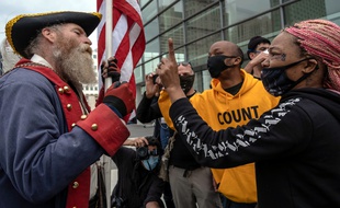 Des manifestants pro et anti-Trump à Detroit, le 5 novembre 2020, devant le centre TCF où se déroule le dépouillement.