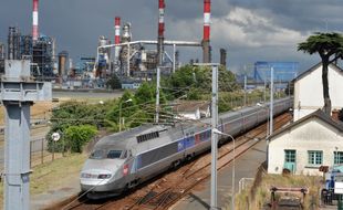 Un TGV circulant à proximité de la raffinerie Total de Donges.