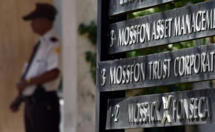 Un policier à l'entrée du cabinet Mossack Fonseca le 5 avril 206 à Panama