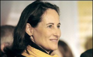 Ségolène Royal, investie dimanche candidate du PS à l'élection présidentielle de 2007, va mettre en place ces jours-ci "une équipe de campagne réduite", a déclaré lundi à la presse le porte-parole du PS, Julien Dray.