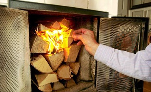 Un feu de cheminée.