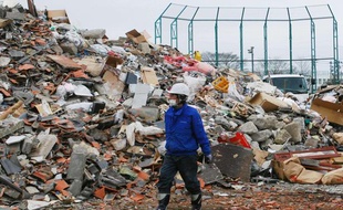 La ville dévastée de Sendai, au Japon, le 25 mars 2011 après le séisme et le tsunami qui ont frappé le pays.