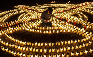 En Allemagne, des centaines de bougies allumées à la mémoire des victimes du coronavirus, le 18 avril.