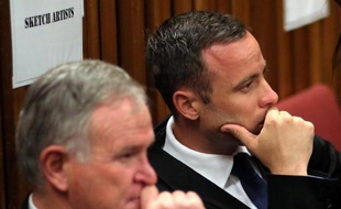 Oscar Pistorius et son avocat Barry Roux (G) le 17 mars 2014 au tribunal à Pretoria