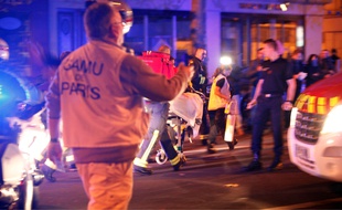 Les secours ont oeuvré tout la nuit pour transporter les blessés dans les hôpitaux.