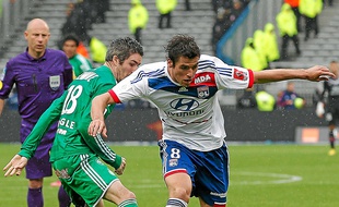 Yoann Gourcuff à la lutte avec le Stéphanois Fabien Lemoine.