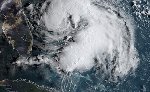 L'ouragan Humberto a frôlé la Floride.