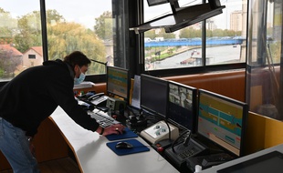 David Liouville, éclusiers à Port-à-l'Anglais gère les deux écluses et le barrage depuis ses écrans d'ordinateurs.