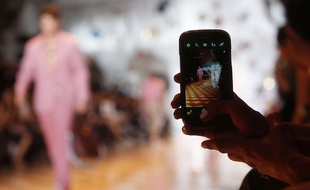 Pendant la Fashion Week, les invités ont autant l’œil rivé sur leur Smartphone que sur les collections.