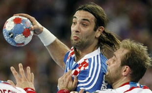 Croatia's Ivano Balic (C) struggles for the ball with Poland's Michal Jurecki (L) and Artur Siodmiak during their game at Men's World Handball Championship semi-final match in Zagreb January 30, 2009. REUTERS/Nikola Solic (CROATIA)