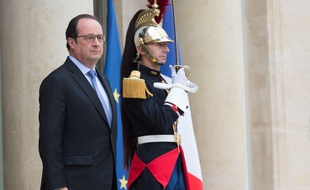 Le Président François Hollande sur le perron de l'Elysée le 27 juin 2016.