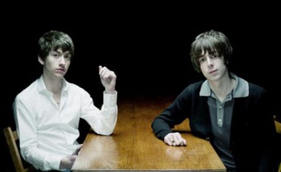 Alex Turner des Arctic Monkeys et Miles Kane de The Rascals forment The Last Shadow Puppets.