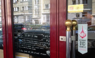 Le restaurant L'Epi Dupin, dans le 6e arrondissement de Paris, affiche son label "Produits d'ici cuisinés ici", le 19 février 2013.