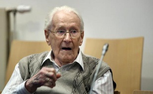 Oskar Gröning, l'ancien comptable d'Auschwitz, lors de son procès le 21 avril 2015 à Lunenbourg