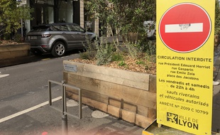 La rue Edouard Herriot a été fermée à la circulation en soirée le week-end en 2019 pour limiter les nuisances dénoncées par les habitants .