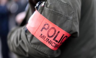 Un membre de la police municipale à Nice le 4 mars 2014