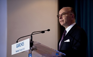 Bernard Cazeneuve lors d'une conférence de presse sur la sécurité routière à Garches vendredi 14 août 2015.