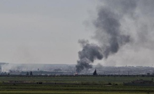 De la fumée s'élève au-dessus de la ville d'Idlib, le 26 mars 2015, après une série de bombardements menés par les forces rebelles