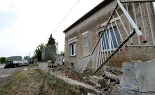 Une maison a été percutée violemment par une voiture avec cinq personnes à bord, le 9 août 2015 à Vauciennes, dans la Marne, dont quatre sont décédées