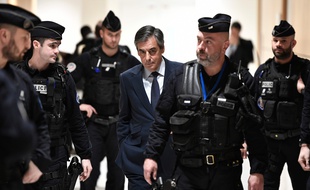 François Fillon est poursuivi pour "détournement de fonds publics" et "abus de bien social".